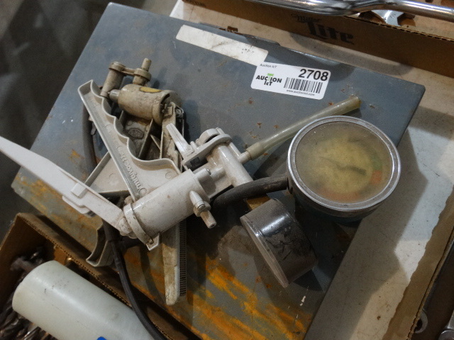 lot 2708 image: Drill bits & 2 vacuum gauges