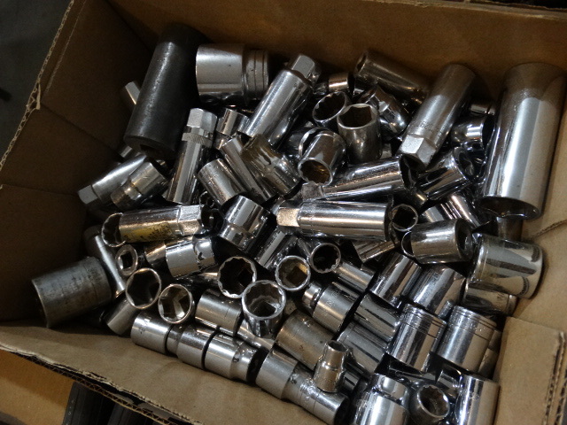 lot 2715 image: Large lot of various sockets
