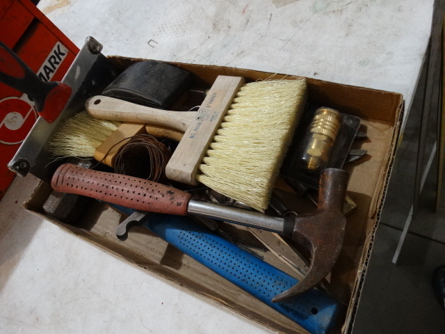 lot 2726 image: Hammers & various tools
