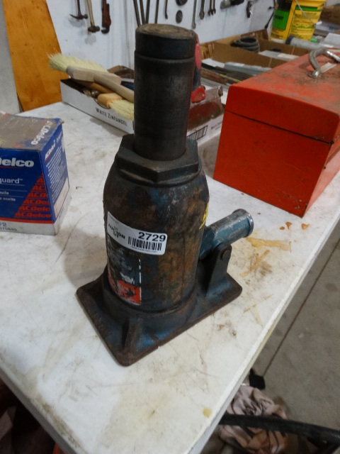 lot 2729 image: Bottle jack
