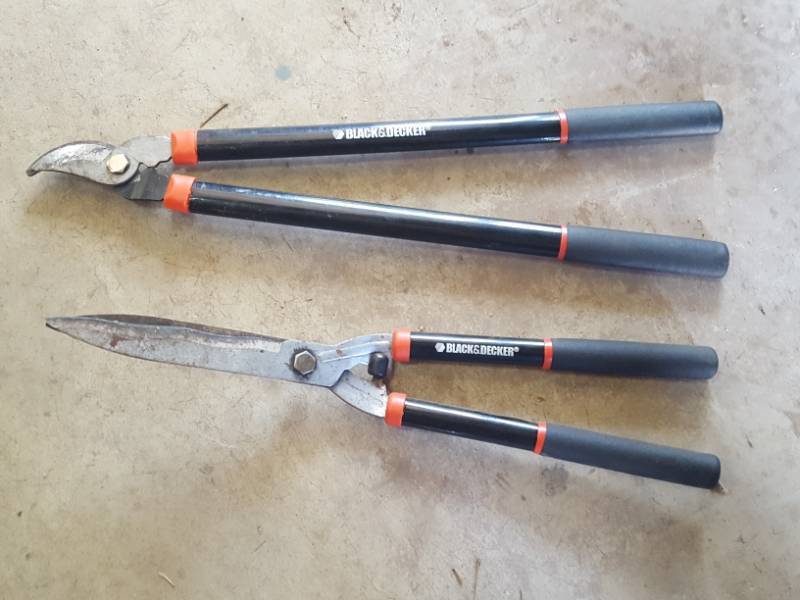lot 3580 image: Black & Decker Loppers and Trimmers