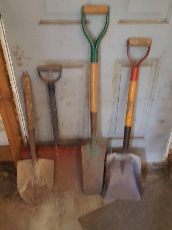 lot 3585 image: Sharpshooter and Shovels