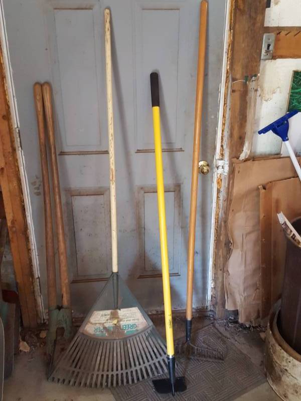lot 3587 image: Post Hole Jobbers, Rakes and Hoe