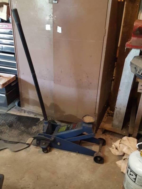 lot 3593 image: 3-12 Ton Floor Jack