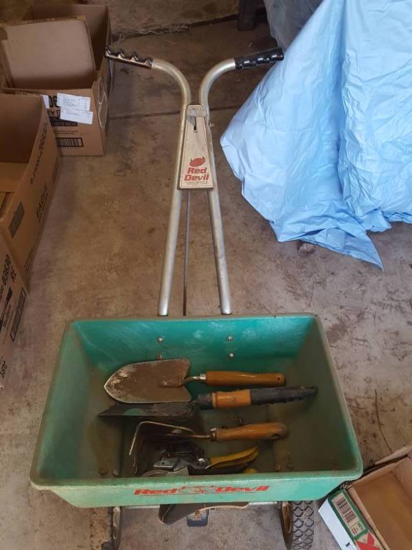 lot 3591 image: Spreader with Garden Tools