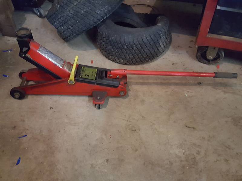lot 3594 image: 2 Ton Floor Jack
