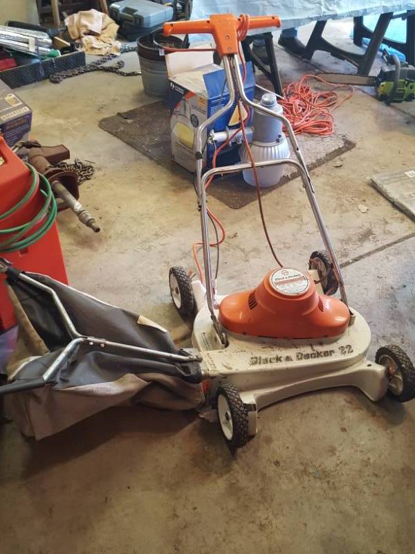 lot 3668 image: Black & Decker Electric Push Lawnmower with Bag