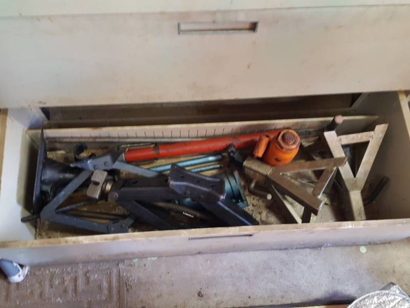 lot 3676 image: Jacks and Jack stands in 2 Drawers