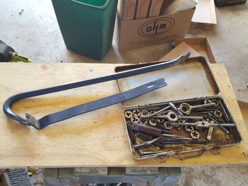 lot 3684 image: 2 Pry Bars and Assorted Taps and Dies