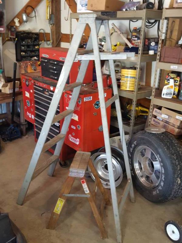 lot 3747 image: 2 Wooden Ladders