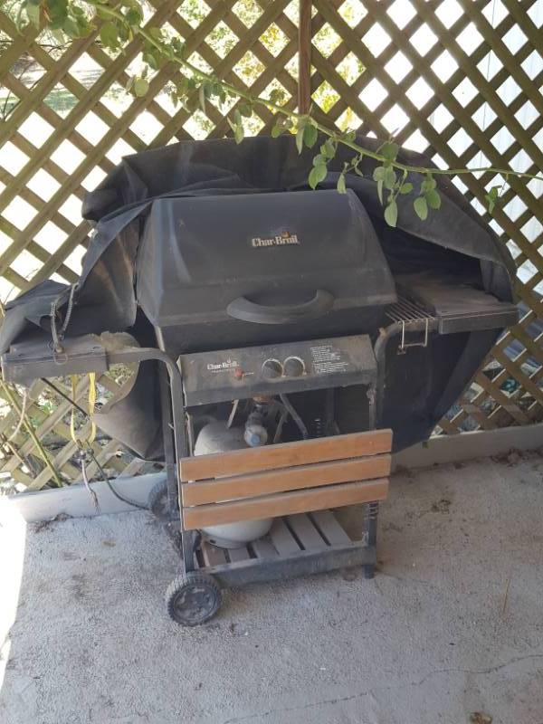 lot 3754 image: Char-Broil Grill with LP Tank