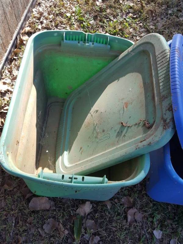 lot 3760 image: 2 Tubs with Lids - Needs Cleaned