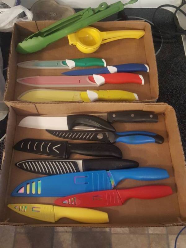 lot 3780 image: Assorted Knives - Some Emeril