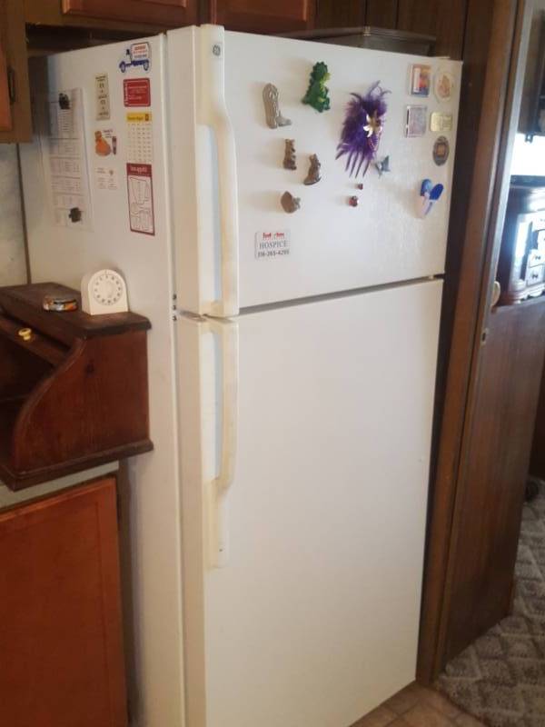 lot 3785 image: GE Refrigerator