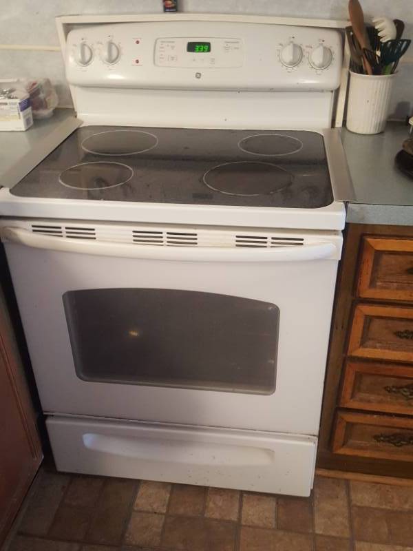 lot 3786 image: GE Electric Range