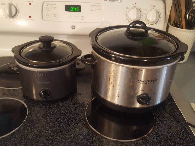 lot 3788 image: 2 Crock Pots
