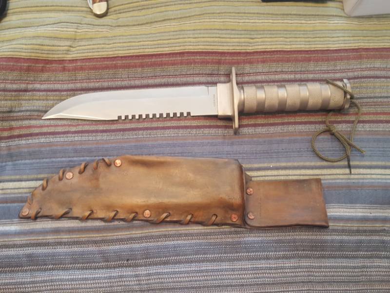 lot 3799 image: Gordon Knife with Sheath