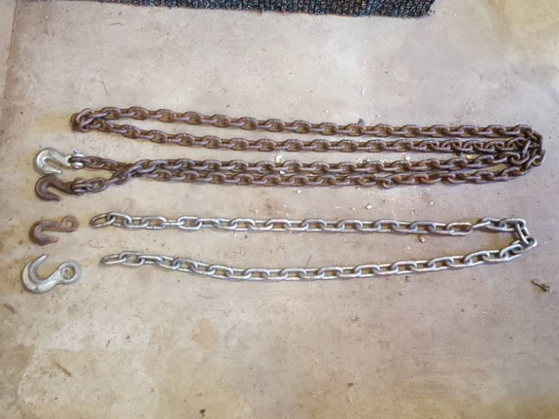 lot 3683 image: Chain with 2 hooks - approx 10, hooks and piece of chain