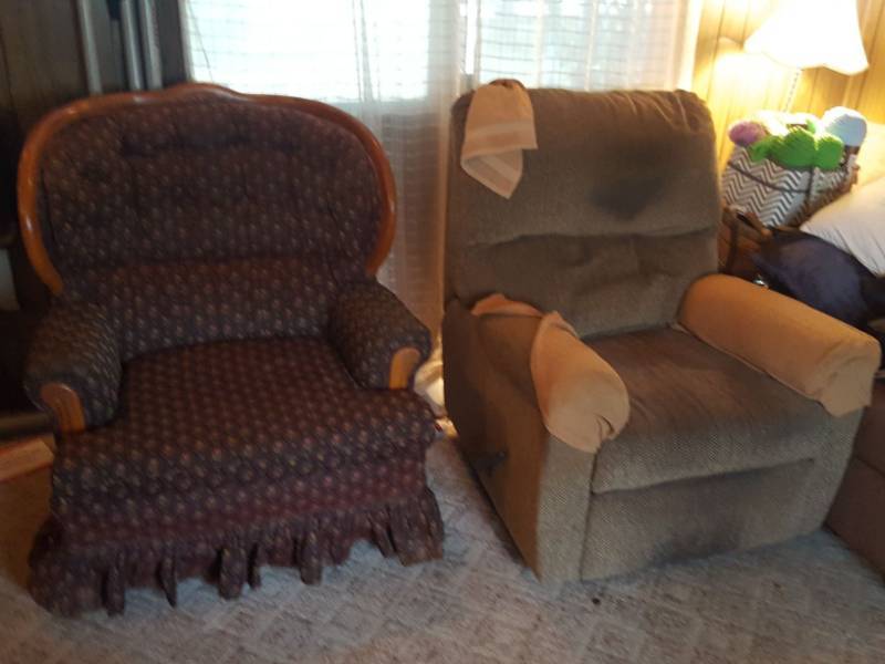 lot 3827 image: 2 Chairs - 1 is a Recliner