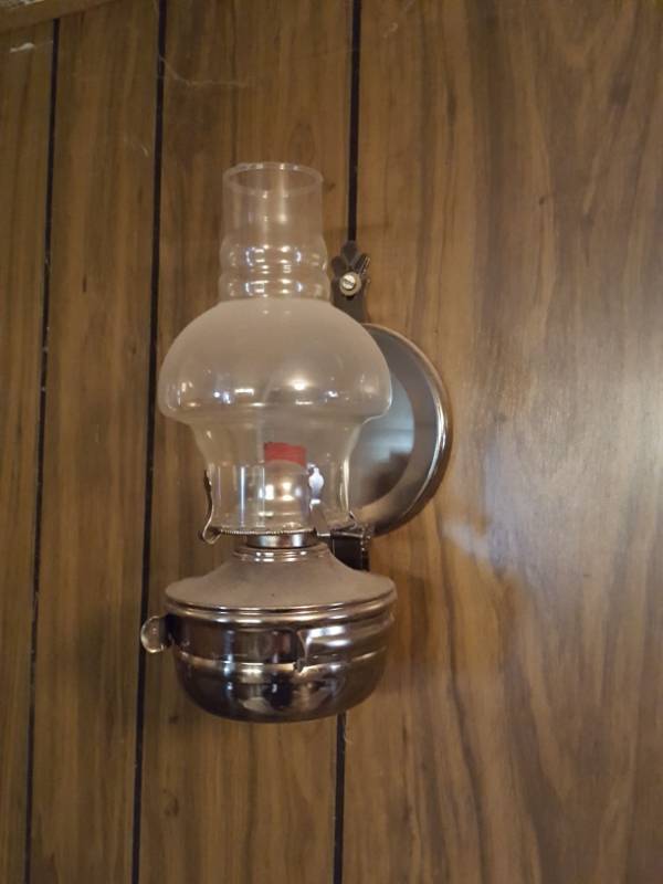lot 3847 image: 4 Oil Lamps with wall hangers