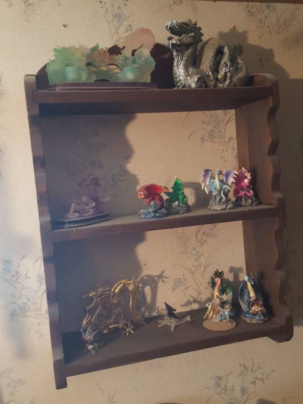 lot 3849 image: Shelf and Contents - Dragon Decor