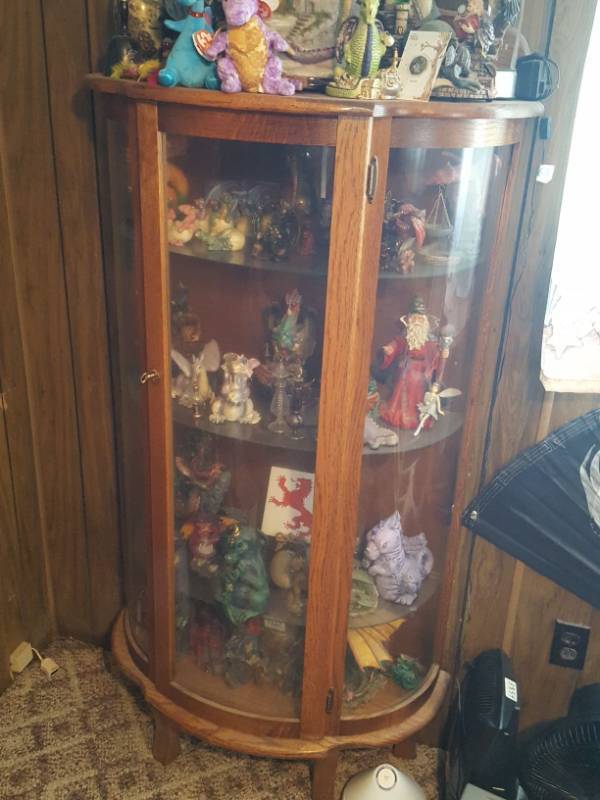 lot 3863 image: Curio Cabinet - NO Contents