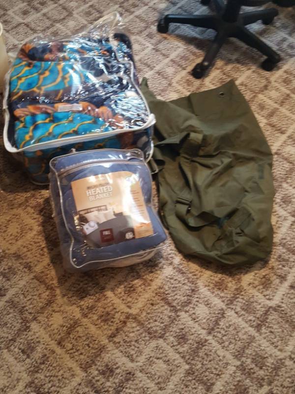 lot 3866 image: Dragon blanket, Heated blanket and Duffle bag
