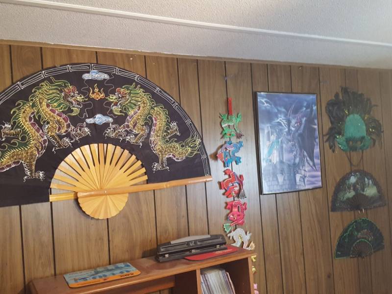 lot 3867 image: All Dragon Wall Decor - includes 4 big fans