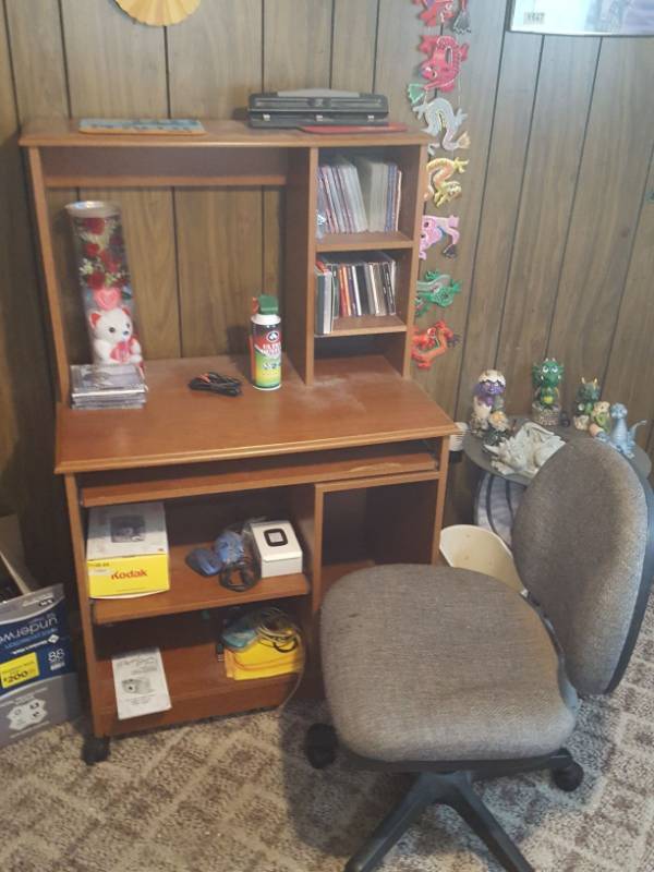 lot 3868 image: Computer Desk with contents and office chair
