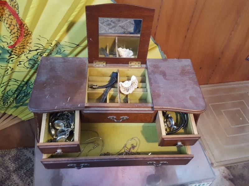 lot 3878 image: Jewelry Box and Contents