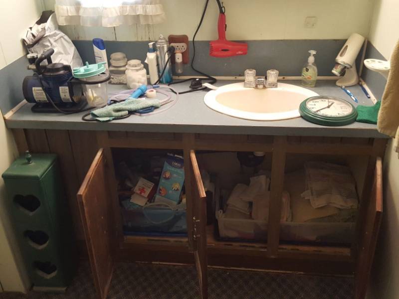 lot 3883 image: All on Counter and Under Sink