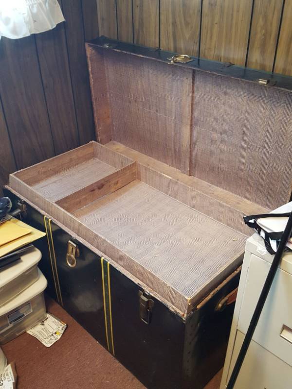 lot 3885 image: Trunk with Tray