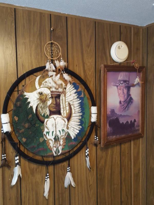 lot 3888 image: Wall Decor - John Wayne and Dreamcatcher