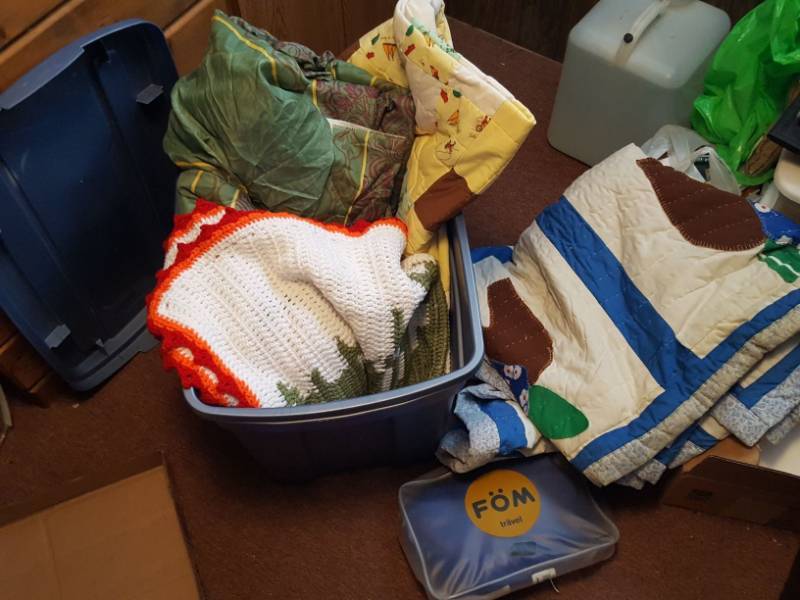 lot 3891 image: Tub with Lid and Contents - Blankets