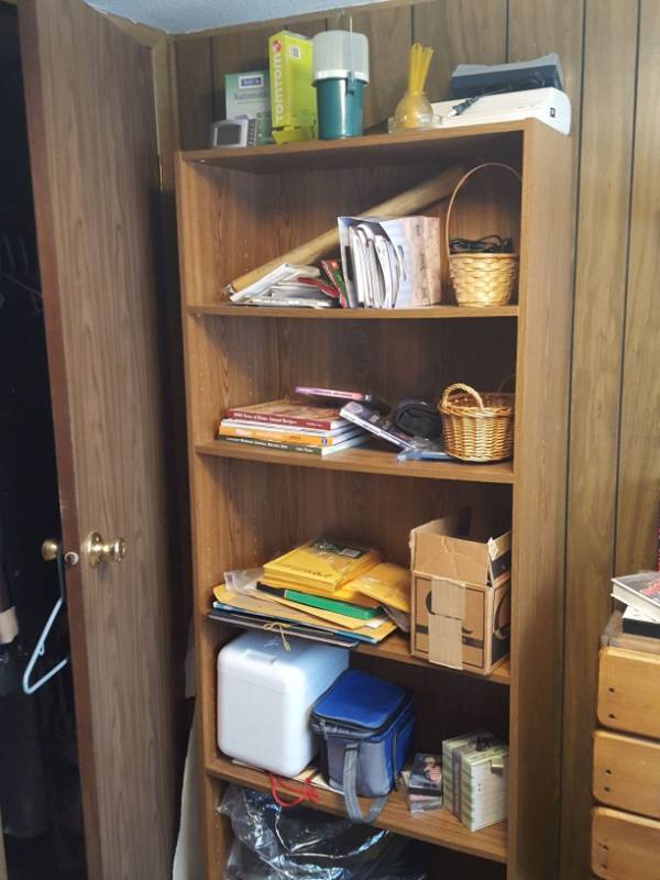lot 3895 image: Shelf and Contents