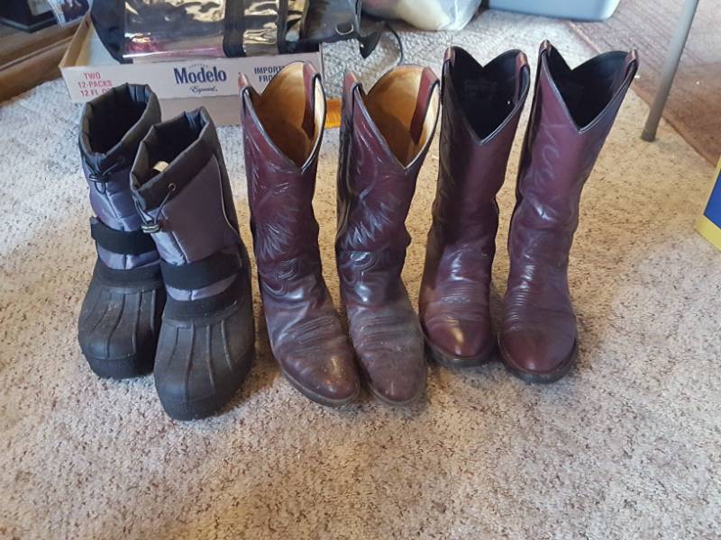 lot 3902 image: 2 Pair of Boots and Rubber Boots