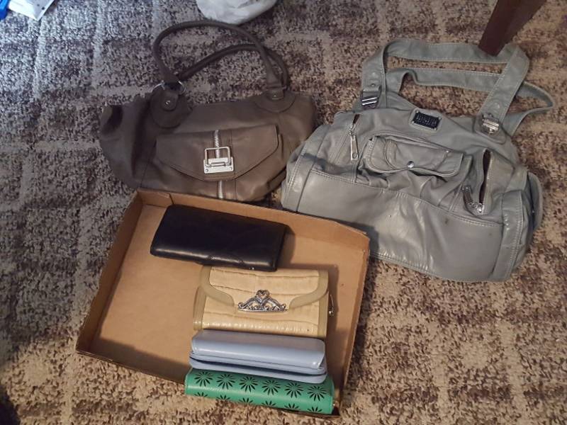 lot 3905 image: Purses and Pocketbooks