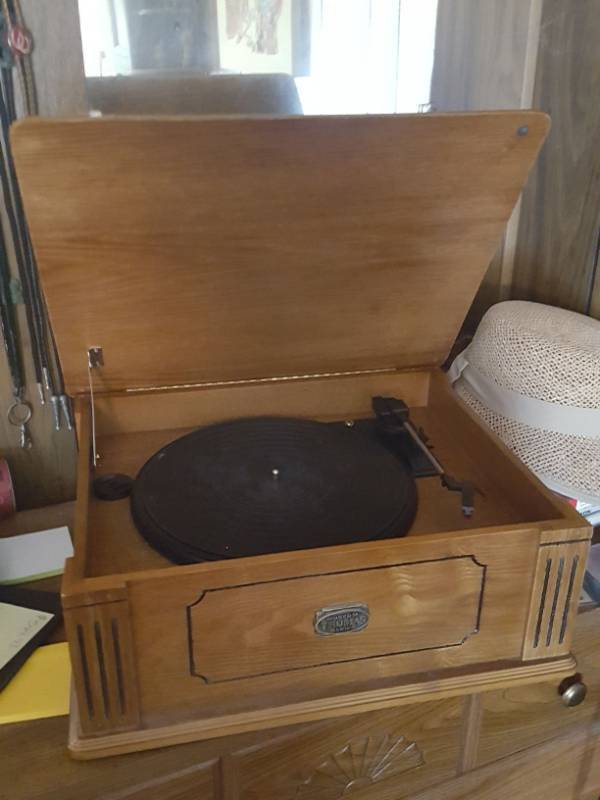 lot 3910 image: Thomas Record Player