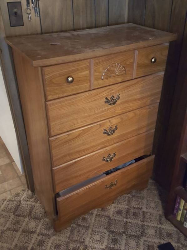 lot 3914 image: Chest of Drawers with Contents