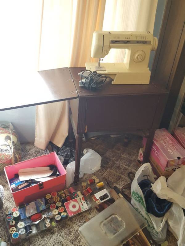 lot 3917 image: Singer sewing machine with table and sewing box - lid is broken
