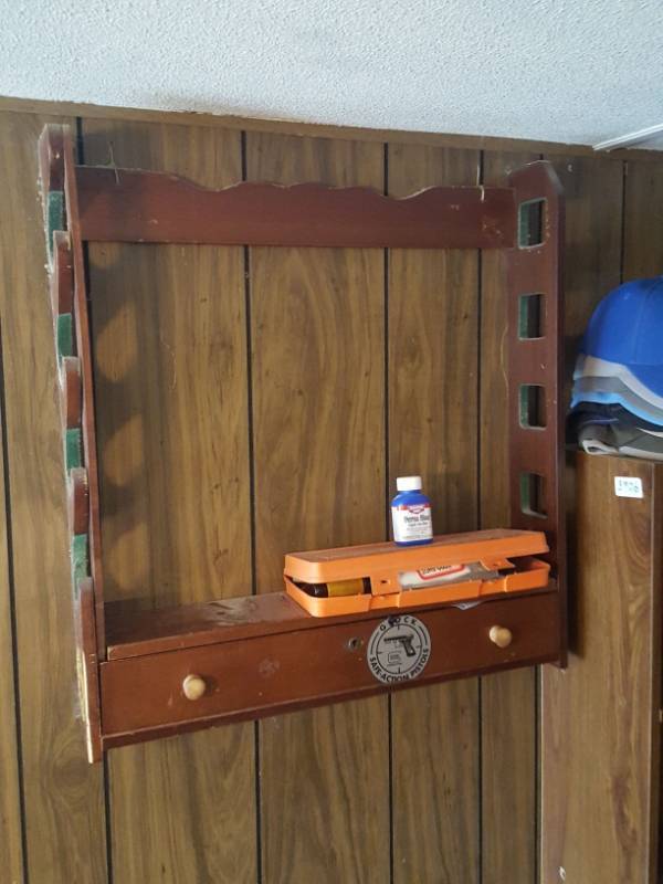 lot 3918 image: Gun Rack and Gun Cleaning Kit