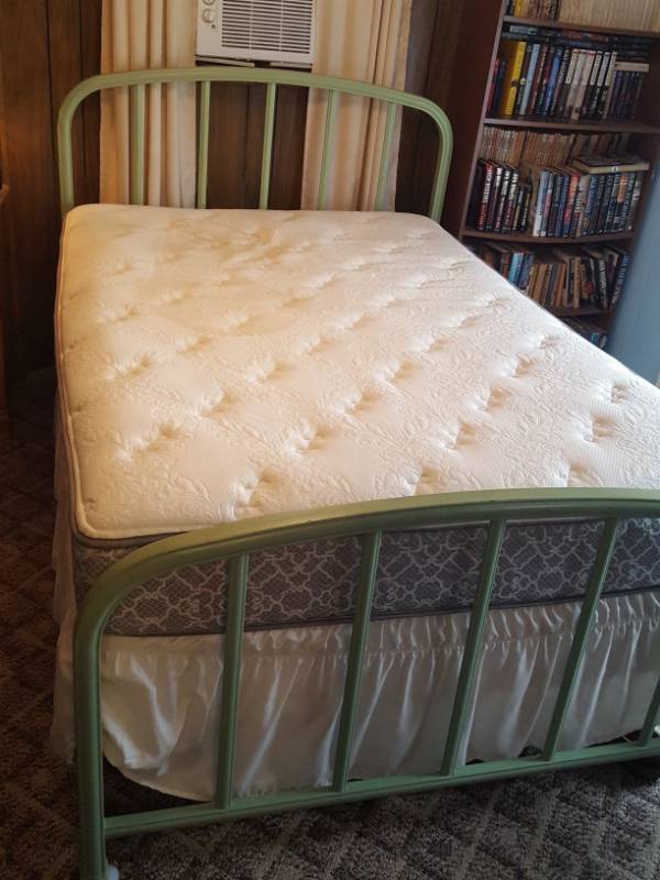lot 3920 image: Full Size Bed with Mattress Set