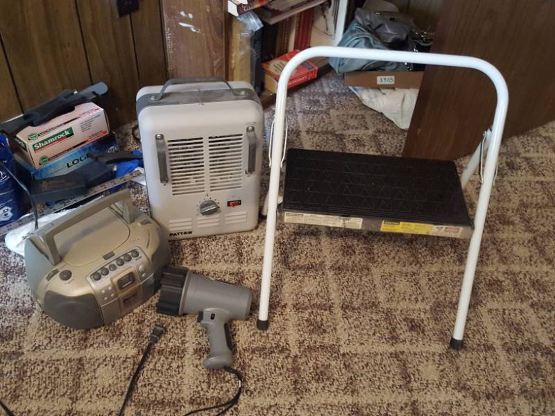 lot 3921 image: Step Stool, Heater, Radio and Spotlight that is Missing Cord
