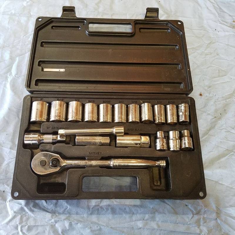 lot 3528 image: 18 Piece Socket Set - 12 Drive