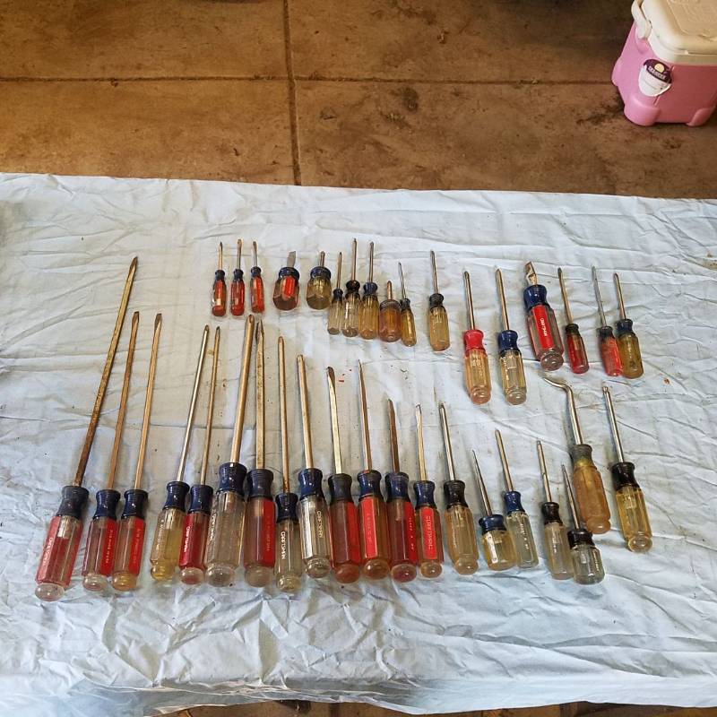 lot 3530 image: Large Assortment of Craftsman Screwdrivers