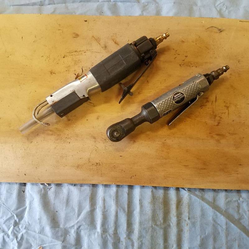 lot 3612 image: Pneumatic Auto Body Saw and Ratchet