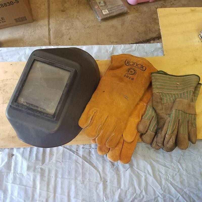 lot 3629 image: Welding Hood and 2 pairs of gloves