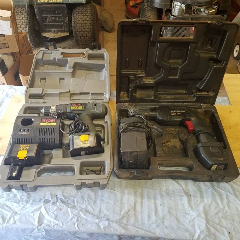 lot 3631 image: 2 Cordless Drills