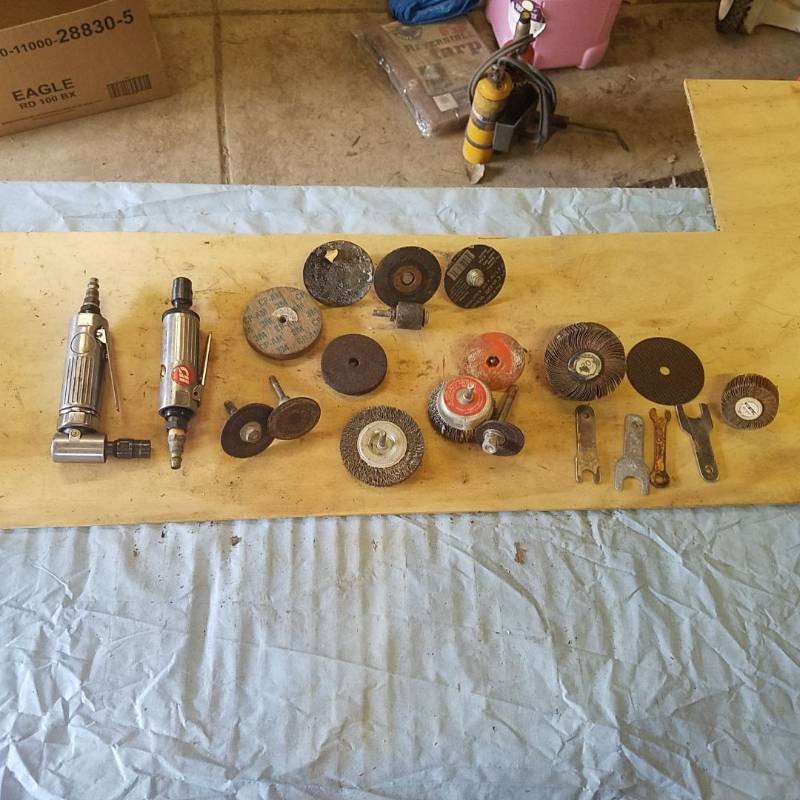 lot 3640 image: Pneumatic Die Grinders and bits