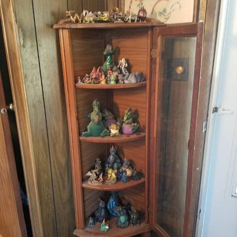 lot 3649 image: All Decor in Cabinet - dragons and more - bring boxes
